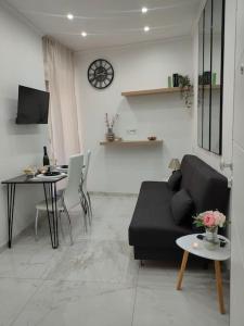Lovely independent mini apartment central Cagliari