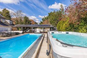 DEAN PARK MANOR by BOURNECOAST - A Superb Manor House with Pool, Spa and Cinema Room - HB8399