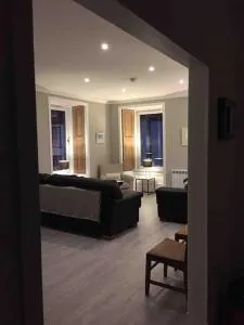 Tarbert large, bright, 4 bedroom flat with harbour views - West Tarbert