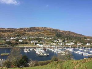 Tarbert large, bright, 4 bedroom flat with harbour views