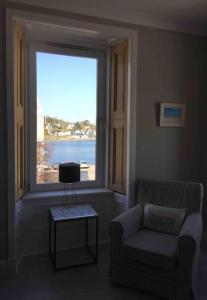 Tarbert large, bright, 4 bedroom flat with harbour views