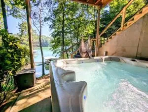 Private Lake House with Hot Tub - 盖恩斯维尔
