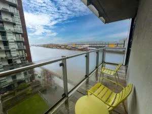 Riverside Retreat with Spectacular Views Glasgow - 比索普顿
