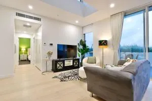 Lumière Sanctuary - Antique Elegance with Parking - Abbotsford