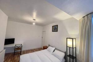 Twin Tranquility- Room in Leyton