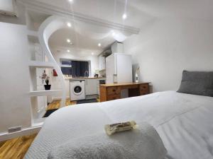 Bright and cosy loft converted studio apartment!