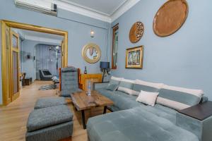 Top Center, 3BDR, Heart of the city, FREE Secured Parking