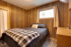 Iron River Condo with Gas Grill Near Skiing and Hiking