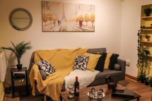 The Yellow Sapphire Sanctum - Cosy 1 bed flat with FREE Parking & FAST WiFi near city centre, Birmingham New Street Station, National sea life centre Birmingham, Ladywood leisure centre and Egbaston golf club
