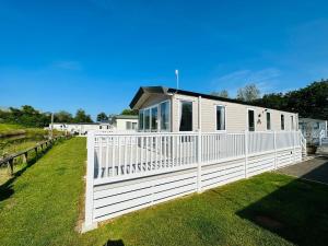 Modern two bedroom caravan with sofabed Sleeps 6