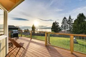 Port Townsend Escape with Deck, Bay and Mountain Views - Sequim