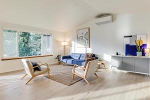 Port Townsend Escape with Deck, Bay and Mountain Views