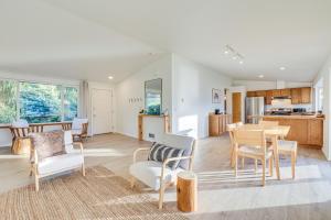 Port Townsend Escape with Deck, Bay and Mountain Views