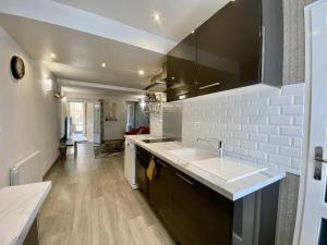 Junglissime - By BEST KEYS - Déco Jungle & Grand Patio Privé - 1 chambre séparée & 1 canapé convertible - Centre Ville - Smart TV - Machine à Café Nespresso - WiFi Fibre - Check-in Autonome - Parking Facile & Gratuit