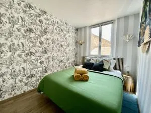 Junglissime - BEST KEYS - Déco Jungle & Grand Patio Privé - 1 chambre séparée & 1 canapé convertible - Centre Ville - Smart TV - WiFi Fibre - Check-in Autonome - Parking Facile & Gratuit - Maillot