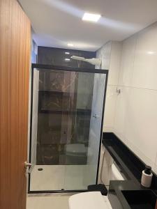 Apê reformado na quadra da praia