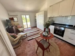 Appartement Studio ADRIAN - Climatisé - proche du village - piscine - tennis - Valauris