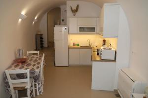 Santorini Cave Suite