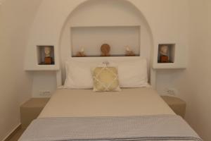Santorini Cave Suite