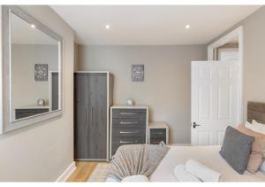 Chic & Radiant Retreat in Harringay Ladder