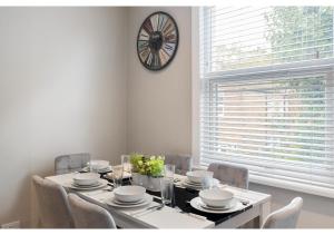 Chic & Radiant Retreat in Harringay Ladder