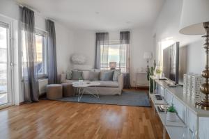 Guestly Homes - 1BR Harbor View Suite, Top Floor 9th