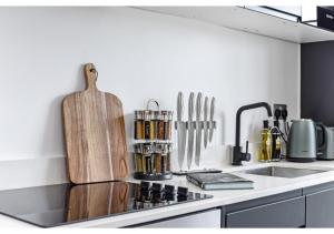 Modern Comforts 2 BD Flat - Sleeps 5