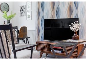Modern Comforts 2 BD Flat - Sleeps 5