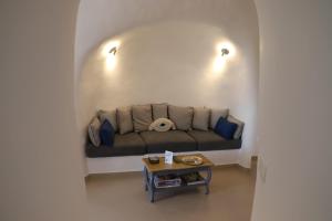 Santorini Cave Suite