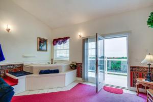 Ocean Shores Condo Rental with View - Walk to Beach!