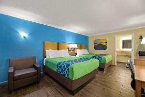 Queen Room with Two Queen Beds - Non-Smoking room in SureStay Hotel by Best Western Clermont Theme Park West