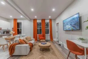 Pumpkin Premise by Airport, 5 beds, Sleeps 8, Book 7 days, Get 20 Percent OFF - Belleville