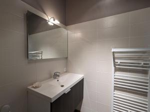 Maisons de vacances Maison de charme en pierre avec terrasse privative, grand terrain, jeux pour enfants, proche activites nautiques - FR-1-591-172 : photos des chambres