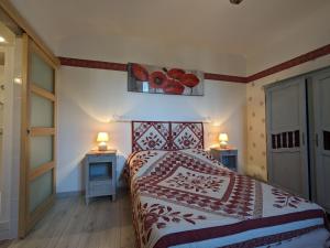 Maisons de vacances Maison de charme en pierre avec terrasse privative, grand terrain, jeux pour enfants, proche activites nautiques - FR-1-591-172 : photos des chambres