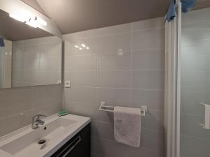 Maisons de vacances Maison de charme en pierre avec terrasse privative, grand terrain, jeux pour enfants, proche activites nautiques - FR-1-591-172 : photos des chambres