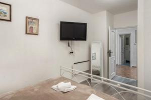 Apartments with WiFi Rijeka - 22082