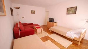 Apartments by the sea Njivice, Krk - 21870