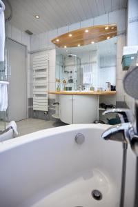 Maisons de vacances Maison 140m2 au calme - Beau jardin - a 15mn a pied du Centre-ville de COLMAR : photos des chambres