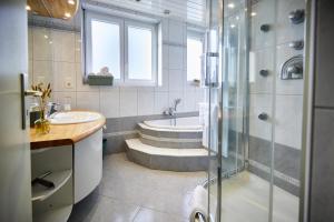 Maisons de vacances Maison 140m2 au calme - Beau jardin - a 15mn a pied du Centre-ville de COLMAR : photos des chambres