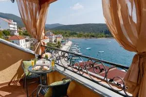 Beachfront Villa Adria - Happy Rentals - Gobovići