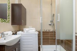 Minimalist One Bedroom Apartment in Kraków Near Wawel by Noclegi Renters