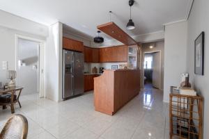 Renovated 3 bedroom apt with Acropolis View