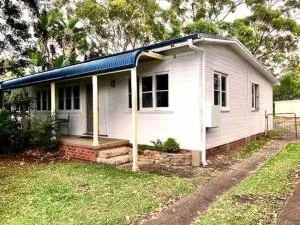 Cosy two bedroom bungalow close to lake and ocean - Berrara