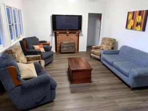 Cosy two bedroom bungalow close to lake and ocean