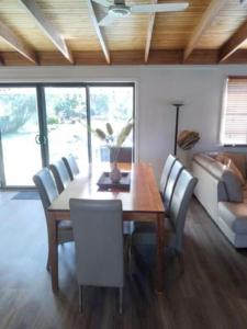 Cosy two bedroom bungalow close to lake and ocean