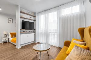 Park Mirowski Yellow Studio by BookingHost