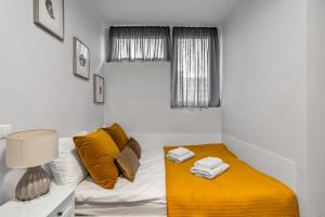 Park Mirowski Yellow Studio by BookingHost