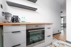 Czysta Modern Apartment by BookingHost