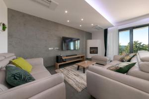 Luxury Villa Althea with large garden and Pool Heating