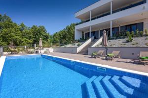 Luxury Villa Althea with large garden and Pool Heating